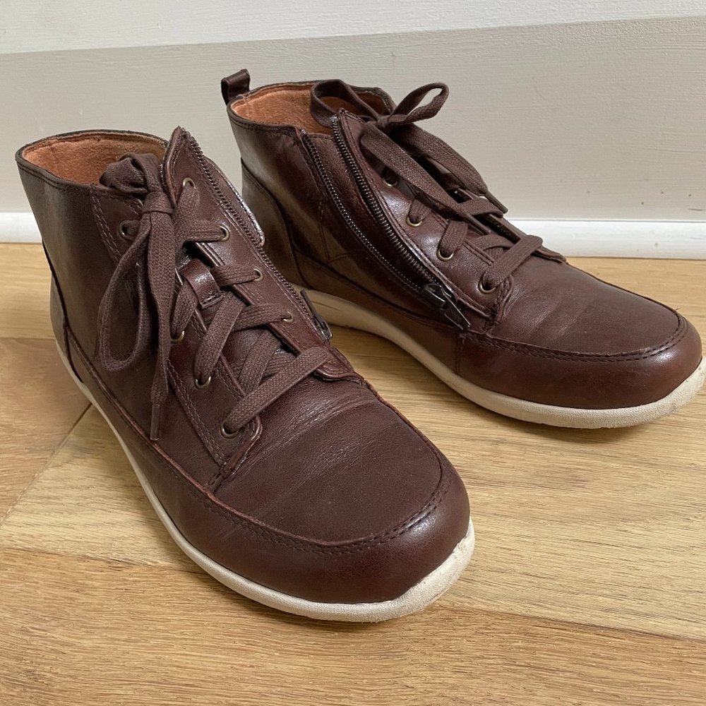 Vionic Shawna Sneakers, dark brown leather, size 8.5
